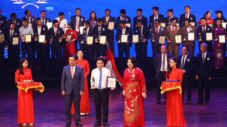 Tôn vinh các Hợp tác xã tiêu biểu.