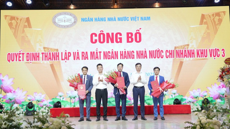 Phó Thống đốc Ngân hàng Nhà nước Phạm Thanh Hà (thứ hai từ phải sang) trao quyết định cho Ban lãnh đạo Ngân hàng Nhà nước chi nhánh Khu vực III.