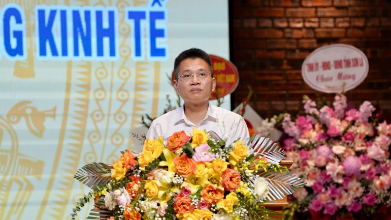 Quyền Giám đốc Ngân hàng Nhà nước Khu vực III Trịnh Công Văn báo cáo tại hội nghị.