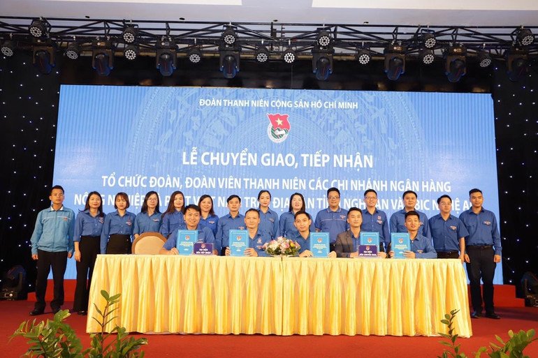 Chuyển giao tiếp nhận tổ chức Đảng, đoàn viên thanh niên Agribank trên địa bàn tỉnh Nghệ An.