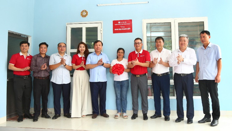 Tính đến nay, SeABank đã hỗ trợ hơn 80 tỷ đồng để xây mới và sửa chữa gần 1.800 căn nhà cho các hộ nghèo và gia đình chính sách.