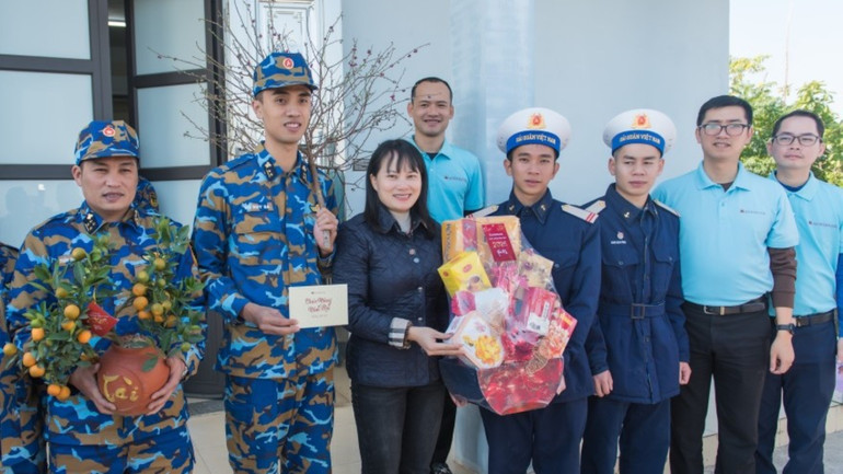 Đoàn công tác Agribank thăm, tặng quà Tết cán bộ, chiến sĩ đang công tác trên đảo Cát Bà.