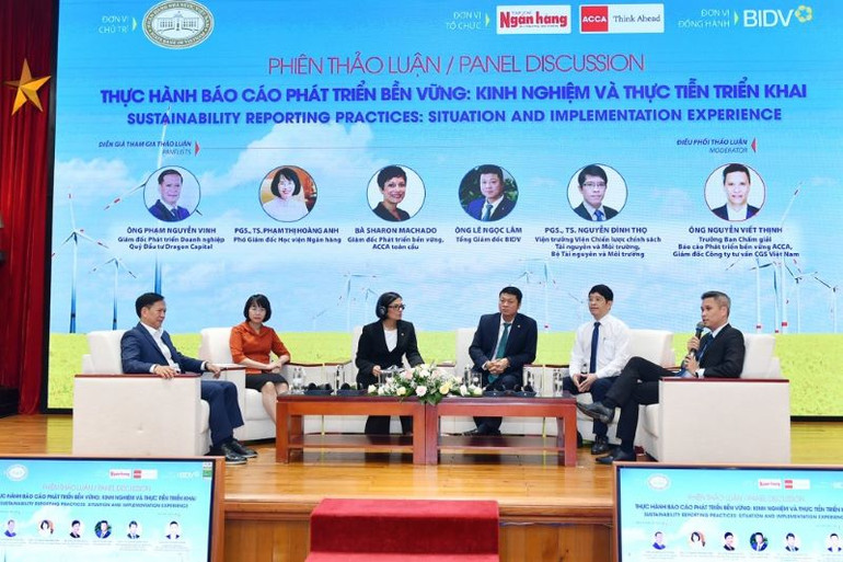 Các diễn giả tham gia thảo luận.