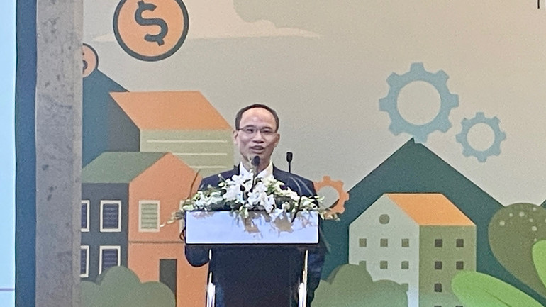 Chuyên gia Kinh tế trưởng BIDC Cấn Văn Lực trình bày tóm tắt nội dung Báo cáo tại Hội thảo. Chuyên gia Kinh tế trưởng BIDC Cấn Văn Lực trình bày tóm tắt nội dung Báo cáo tại Hội thảo.