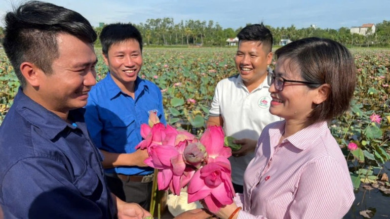 Cán bộ tín dụng chính sách thị xã Hoài Nhơn thường xuyên bám địa bàn, hướng dẫn các hộ vay sử dụng đồng vốn hiệu quả.