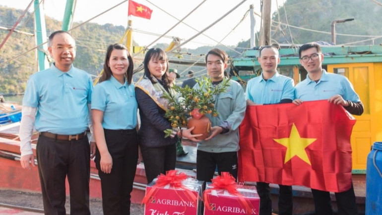 Đoàn công tác Agribank thăm, tặng quà Tết cho ngư dân trên đảo Cát Bà.