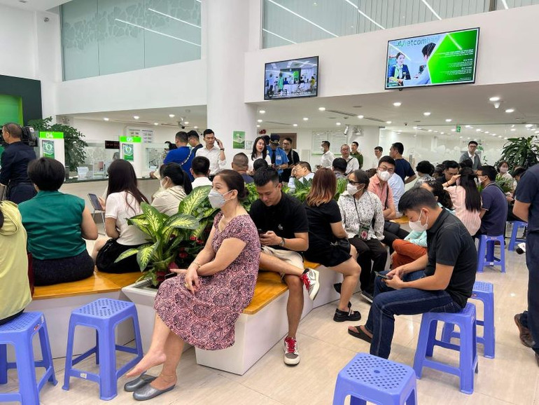 Người dân chờ đến lượt mua vàng tại một điểm giao dịch của Vietcombank.