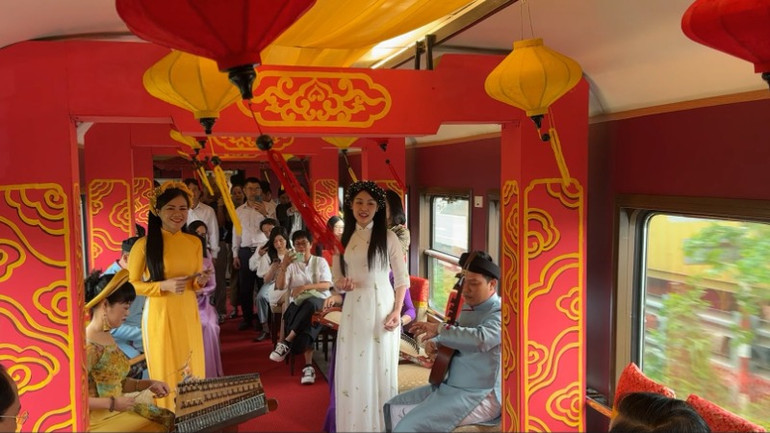 Các nghệ sĩ biểu diễn trên chuyến tàu "Kết nối di sản miền trung".