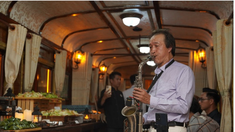 Nghệ sĩ biểu diễn trên chuyến tàu "Hành trình đêm Đà Lạt". (Ảnh: NGỌC TIẾN)