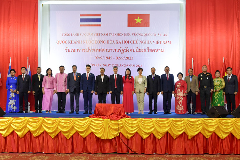 Các vị khách quý cùng chụp ảnh lưu niệm. Các vị khách quý cùng chụp ảnh lưu niệm.