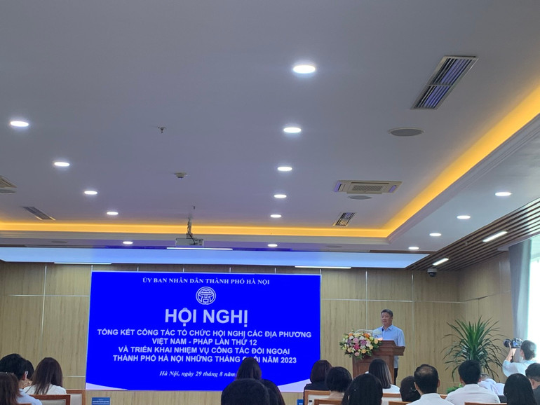 Phó Chủ tịch Ủy ban nhân dân thành phố Hà Nội Nguyễn Mạnh Quyền phát biểu tại Hội nghị.