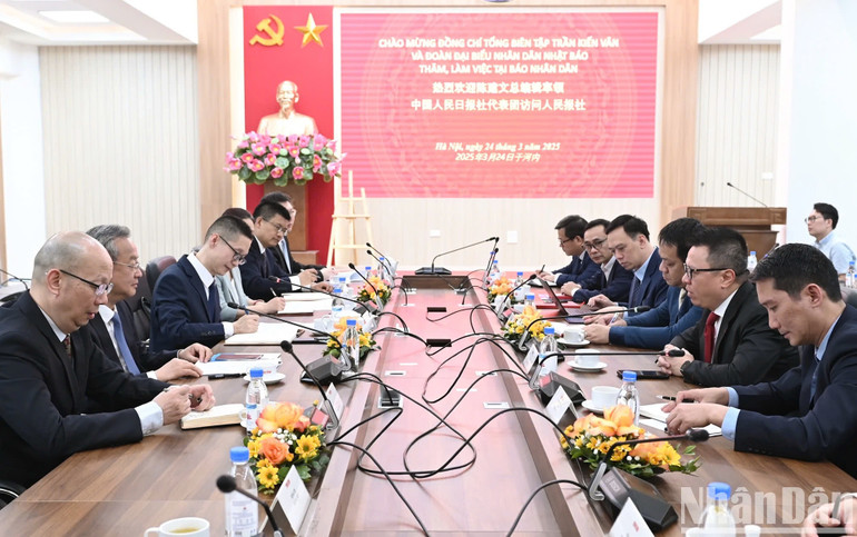 Quang cảnh làm việc giữa Báo Nhân Dân và đoàn Nhân Dân nhật báo. (Ảnh: BÙI GIANG)