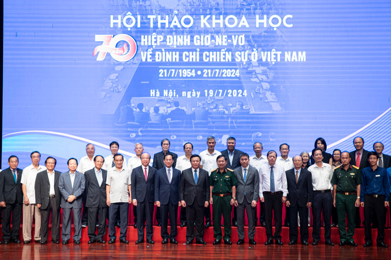 Các đại biểu tham dự Hội thảo chụp ảnh kỷ niệm.