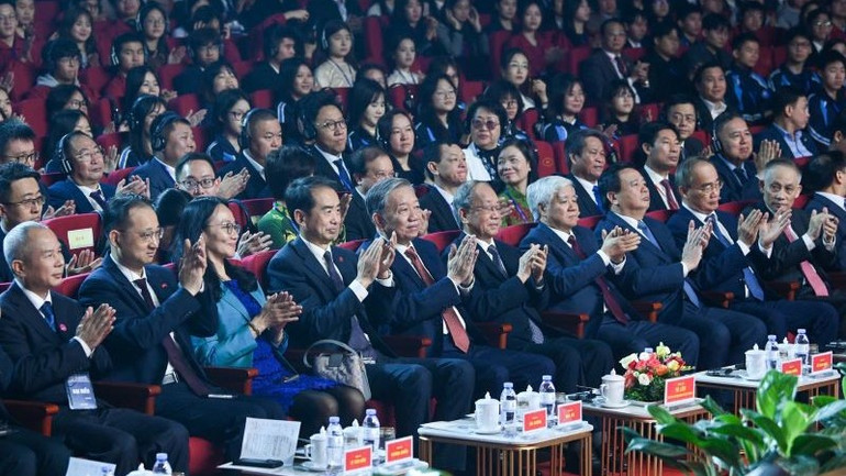 Tổng Bí thư Tô Lâm và các đại biểu dự chương trình “Gặp gỡ lưu học sinh, sinh viên Việt Nam-Trung Quốc các thời kỳ. (Ảnh: DUY LINH)