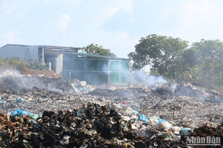 Các bãi rác thải tập trung ở Đắk Nông chưa được xử lý đúng quy trình, chủ yếu là đốt và chôn lấp gây ô nhiễm môi trường.