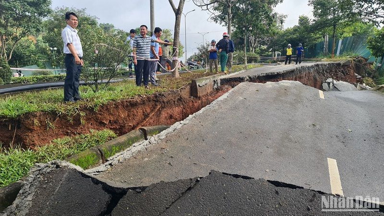 Vết sạt trượt tại đường Hồ Chí Minh, phường Nghĩa Thành, thành phố Gia Nghĩa làm mất ổn định kết cấu hạ tầng giao thông, có chiều dài lớn nhất khoảng 40m, chiều sâu khoảng 4,5m.
