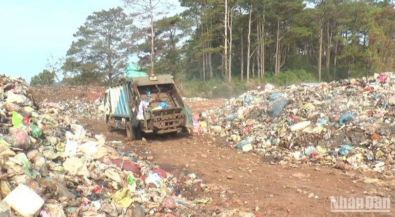 Các đơn vị, doanh nghiệp tại Đắk Nông cũng đã mạnh dạn bỏ vốn đầu tư mua phương tiện thu gom chuyên dụng nhằm đáp ứng nhu cầu xử lý rác thải sinh hoạt cho người dân.