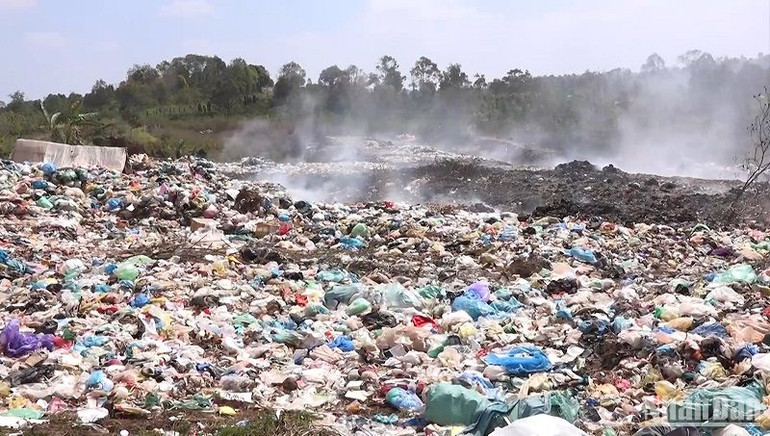 Việc xử lý rác thải hiện nay tại Đắk Nông chủ yếu là chôn lấp phân hủy và đốt cháy lộ thiên nên còn ảnh hưởng đến môi trường, và đời sống dân cư khu vực lân cận.