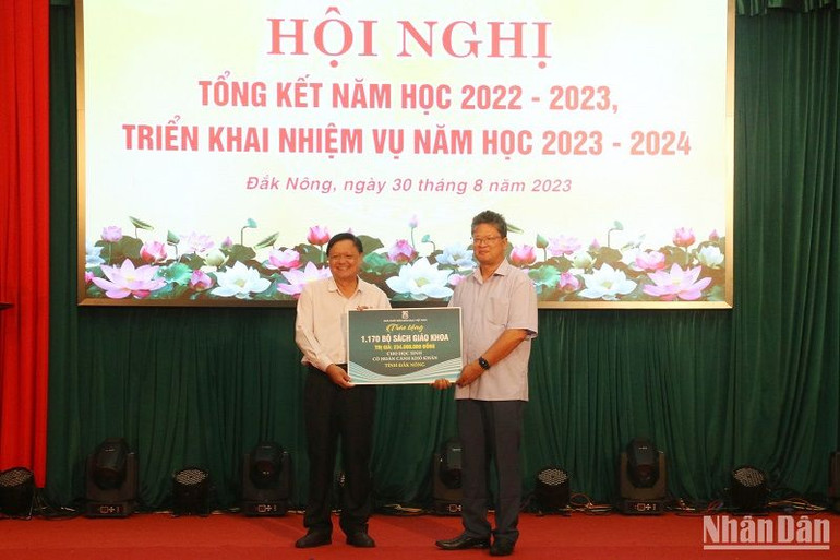 Nhà Xuất Bản Giáo dục Việt Nam trao tặng 1.200 bộ sách cho học sinh khó khăn và 10 tủ sách giáo khoa dùng chung cho các trường tiểu học trên địa bàn tỉnh Đắk Nông.