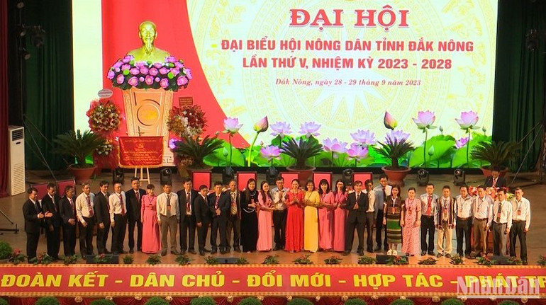 Ban Chấp hành Hội Nông dân tỉnh Đắk Nông khóa V, nhiệm kỳ 2023-2028 ra mắt tại đại hội. Ban Chấp hành Hội Nông dân tỉnh Đắk Nông khóa V, nhiệm kỳ 2023-2028 ra mắt tại đại hội.