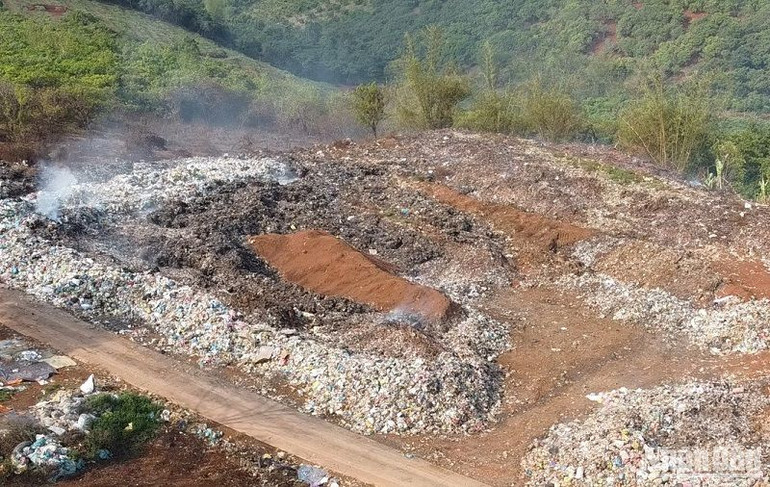 Rác sau khi được thu gom, tập kết về chỉ được xử lý bằng biện pháp chôn lấp thủ công, chưa bảo đảm các quy định về bảo vệ môi trường theo quy định.