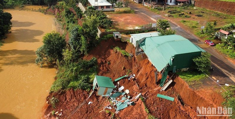 Hiện đã xuất hiện các vết nứt chạy dọc giữa mặt đường nhựa. Các đơn vị, địa phương đã tiến hành khảo sát để đưa ra phương án ứng phó tiếp theo. Hiện đã xuất hiện các vết nứt chạy dọc giữa mặt đường nhựa. Các đơn vị, địa phương đã tiến hành khảo sát để đưa ra phương án ứng phó tiếp theo.