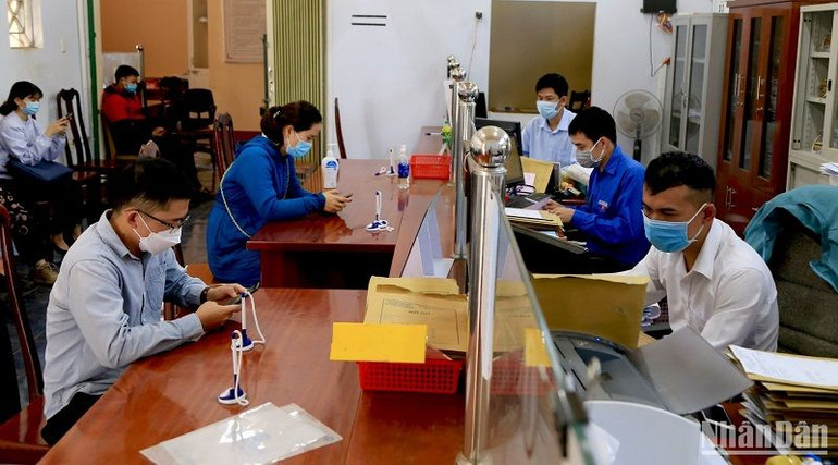 Nghị định 10 quy định trực tiếp việc phân cấp trong việc cấp Giấy chứng nhận, xác nhận thay đổi vào Giấy chứng nhận ở nhiều nội dung, lĩnh vực cho Văn Phòng Đăng ký đất đai hoặc chi nhánh Văn phòng Đăng ký đất đai thực hiện.