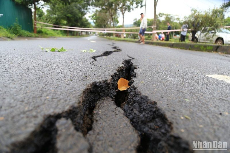 Các vết gãy, nứt kéo dài khoảng 15m, rộng từ 10-20cm, sâu từ 0,5-1m, hiện đang có dấu hiệu lan rộng.