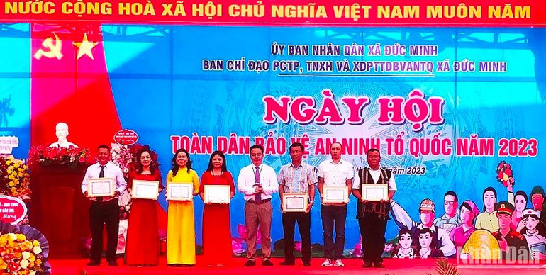 Ủy ban nhân dân huyện Đắk Mil tặng Giấy khen cho các tập thể và cá nhân.