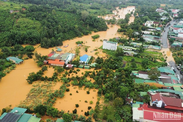 Tại khu vực hạ lưu Hồ Gia Nghĩa trên lưu vực sông Đắk Nông có hàng chục nhà dân bị ngập sâu trong nước.