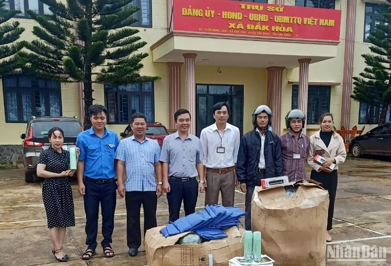 Khu bảo tồn thiên nhiên Nam Nung tặng áo mưa, mũ bảo hiểm có khẩu hiệu trực quan tuyên truyền về công tác quản lý bảo vệ rừng cho người dân và chính quyền địa phương vùng đệm.