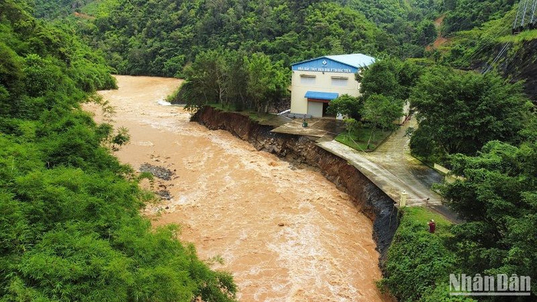 Sân bê tông trước nhà máy thủy điện Đắk R'Tih bậc trên bị sạt lở khoảng 300 m2 (sâu khoảng 10m), đến cuối chiều 31/7 khu vực sạt lở đã đến vách nền đá gốc. Sân bê tông trước nhà máy thủy điện Đắk R'Tih bậc trên bị sạt lở khoảng 300 m2 (sâu khoảng 10m), đến cuối chiều 31/7 khu vực sạt lở đã đến vách nền đá gốc.