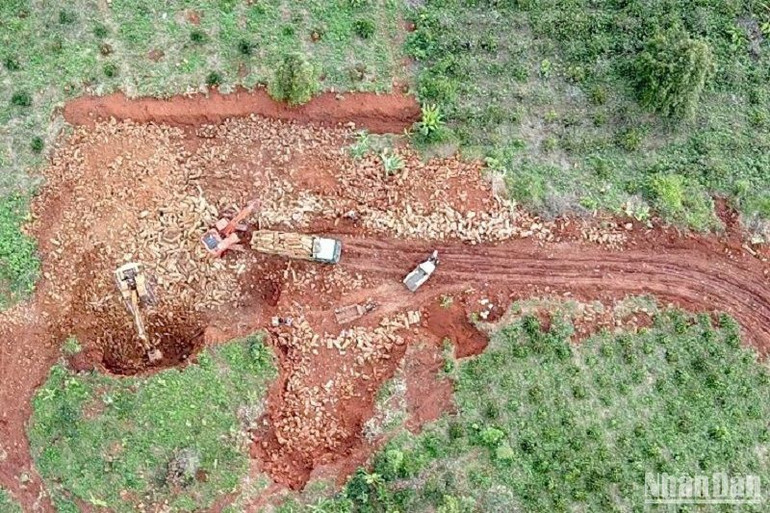 Hiện nay quy định về tận thu đối với đá bazan dạng trụ trong quá trình khai thác khoáng sản và cải tạo đất còn gặp nhiều khó khăn do thiếu nguồn nhân lực và thiếu tính tự giác của người dân và doanh nghiệp trong việc kê khai, phối hợp xử lý.