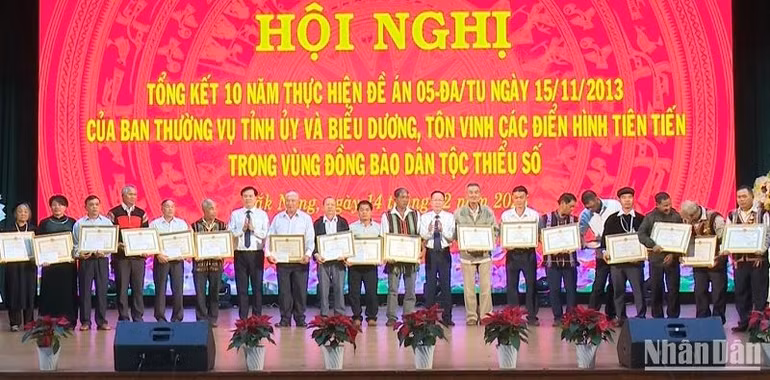 Chủ tịch Ủy ban nhân dân tỉnh Đắk Nông Hồ Văn Mười tặng Bằng khen cho 69 cá nhân tiêu biểu, điển hình tiên tiến trong vùng đồng bào dân tộc thiểu số.