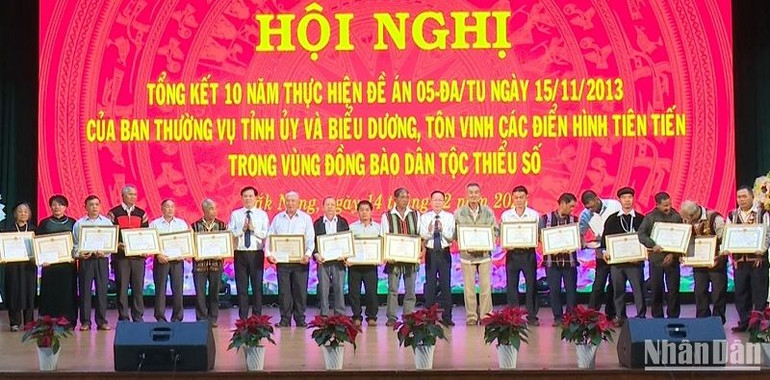 Chủ tịch Ủy ban nhân dân tỉnh Đắk Nông Hồ Văn Mười tặng Bằng khen cho 69 cá nhân tiêu biểu, điển hình tiên tiến trong vùng đồng bào dân tộc thiểu số. Chủ tịch Ủy ban nhân dân tỉnh Đắk Nông Hồ Văn Mười tặng Bằng khen cho 69 cá nhân tiêu biểu, điển hình tiên tiến trong vùng đồng bào dân tộc thiểu số.