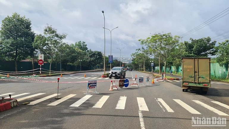 So với khi mới phát hiện ngày 2/8, sụt trượt đã lan rộng quy mô lớn về chiều dài, bề rộng và độ sâu, buộc chính quyền phải phong tỏa, điều tiết giao thông sang các làn đường còn lại nhằm chống ùn tắc.