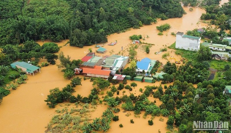 Lũ lụt, sạt lở làm thiệt hại về người và tài sản, Đắk Nông đã tổ chức họp trực tuyến 3 cấp để chủ động tìm giải pháp ứng phó và khắc phục hậu quả.