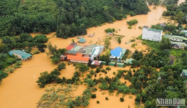 Lũ lụt, sạt lở làm thiệt hại về người và tài sản, Đắk Nông đã tổ chức họp trực tuyến 3 cấp để chủ động tìm giải pháp ứng phó và khắc phục hậu quả.