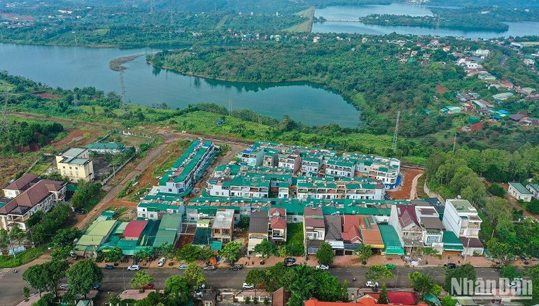 Khi tổ chức bán đấu giá tại vị trí này còn ít phát triển, dân cư thưa thớt, thương mại dịch vụ gần như không có gì, nhưng đến nay đã phát triển thành khu dân cư đông đúc bậc nhất tại khu hành chính Sùng Đức, thành phố Gia Nghĩa.