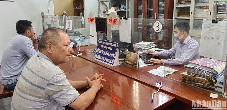 Hệ thống Văn phòng Đăng ký đất đai một cấp cắt giảm được thời gian giải quyết so với quy định, không còn tình trạng tồn đọng hồ sơ, giải quyết đúng hạn đạt tỷ lệ hơn 95% Hệ thống Văn phòng Đăng ký đất đai một cấp cắt giảm được thời gian giải quyết so với quy định, không còn tình trạng tồn đọng hồ sơ, giải quyết đúng hạn đạt tỷ lệ hơn 95%