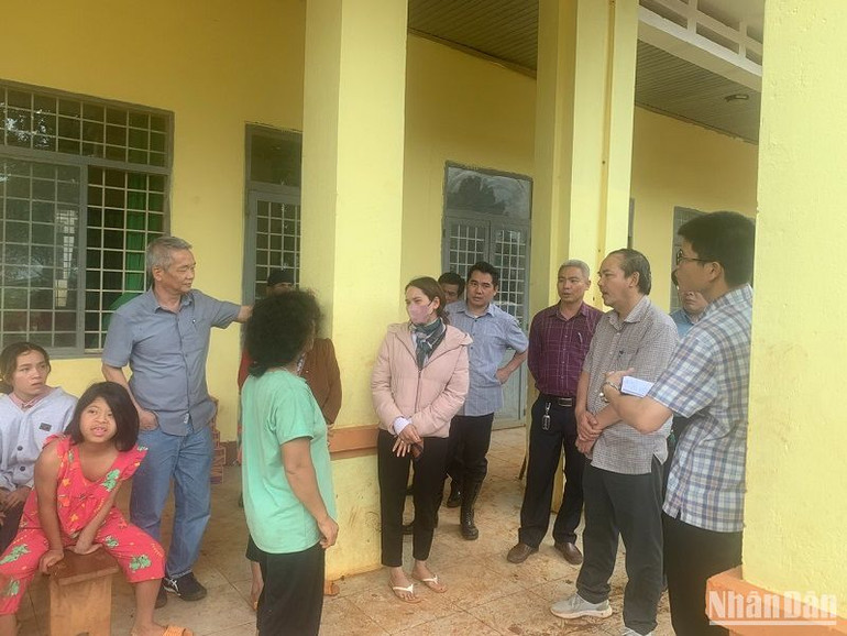 Đoàn công tác của tỉnh Đắk Nông đến hiện trường để tiến hành khảo sát hiện tượng nứt gãy.