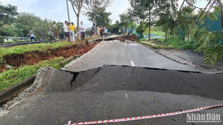 Diễn biến của điểm sụt trượt trên đường Hồ Chí Minh đoạn qua thành phố Gia Nghĩa, tỉnh Đắk Nông ngày càng phức tạp, cơ quan chức năng đã phát hiện dưới nền sụt có mạch nước chảy âm.