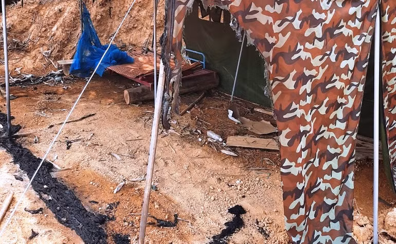 Chốt lưu động của lực lượng bảo vệ rừng bị các đối tượng phá rừng đốt cháy trơ khung.