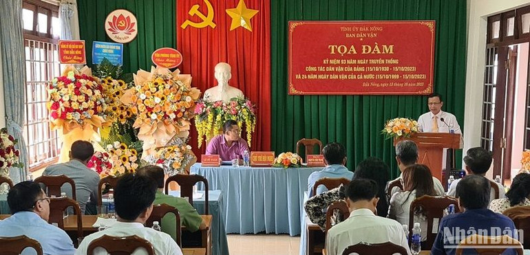 Nhiều giải pháp về đổi mới trong công tác tuyên truyền, vận động quần chúng, nhất là vùng đồng bào dân tộc thiểu số được trao đổi, đề xuất tại buổi tọa đàm. Nhiều giải pháp về đổi mới trong công tác tuyên truyền, vận động quần chúng, nhất là vùng đồng bào dân tộc thiểu số được trao đổi, đề xuất tại buổi tọa đàm.