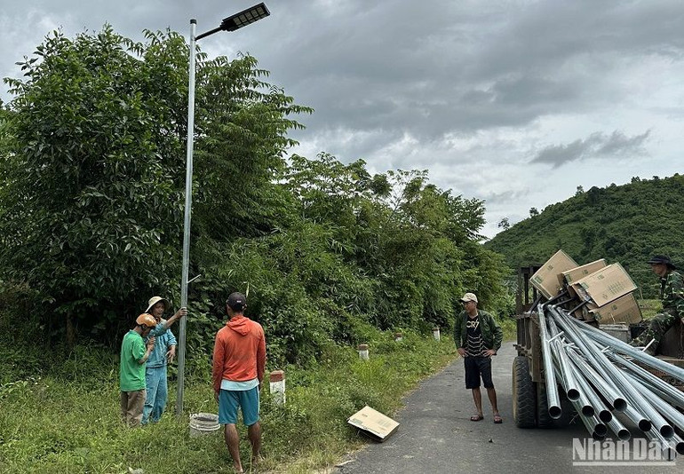 Khu bảo tồn thiên nhiên Nam Nung hỗ trợ người dân trong vùng đệm lắp đèn chiếu sáng công cộng trong khu dân cư.