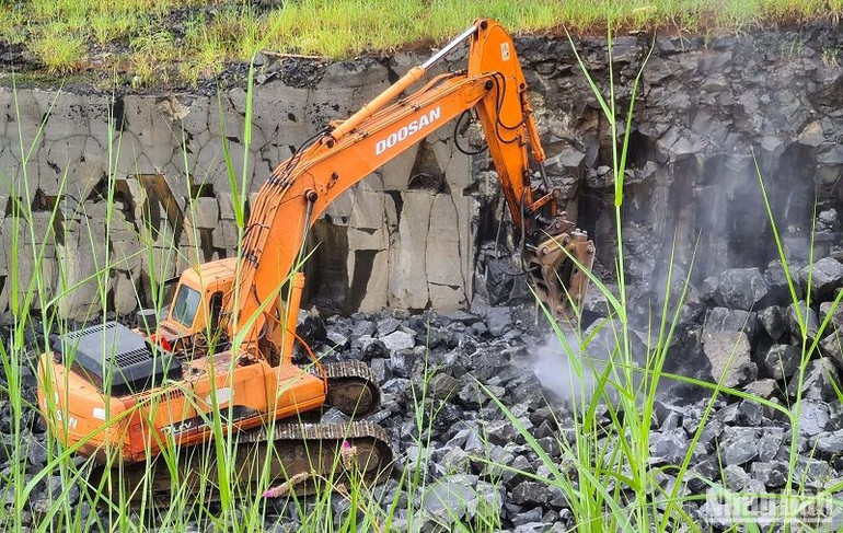 Tổng số tiền xử phạt vi phạm khai thác khoáng sản trái phép 56 vụ lũy kế từ năm 2021 đến nay là hơn 2,7 tỷ đồng.