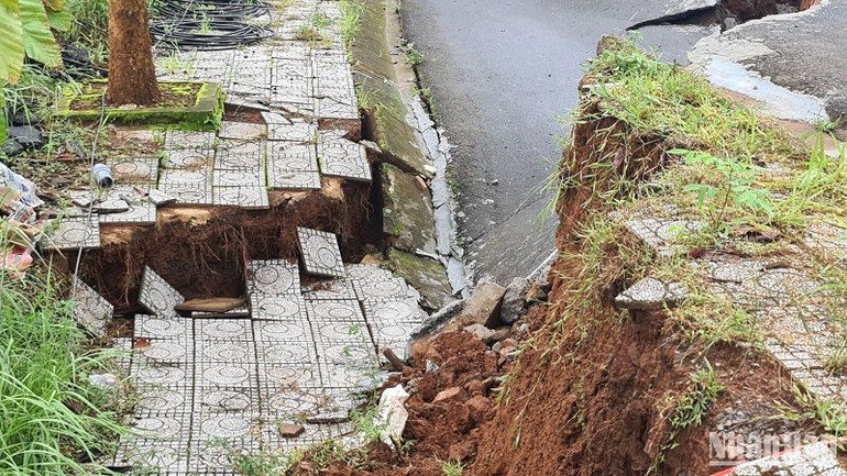 Hiện phần đường gom vẫn tiếp tục sụp xuống và các vị trí khác có nguy cơ sụp thêm.