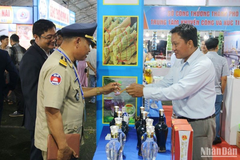 Đại biểu nước bạn Campuchia tham quan các gian hàng tại Hội chợ triển lãm hàng công nghiệp nông thôn tiêu biểu khu vực miền trung - Tây Nguyên năm 2023.