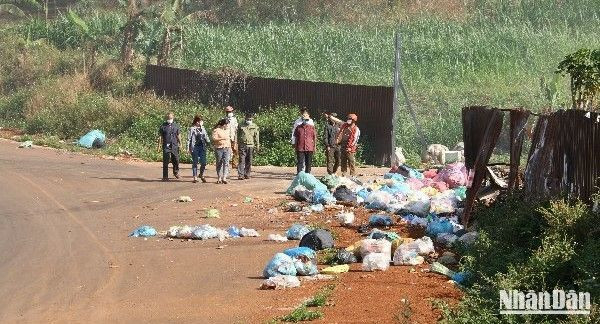 Có những bãi xử lý rác thải quy hoạch đã rất lâu nên không còn phù hợp, ảnh hưởng đến đời sống, sức khỏe khiến người dân phản ứng trái chiều.