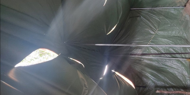 Các đối tượng phá rừng tổ chức phá chốt lưu động, hủy hoại tài sản của đơn vị chủ rừng.